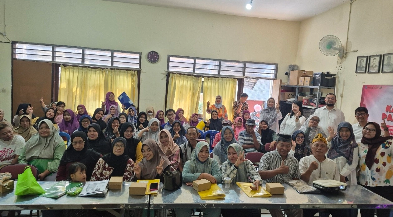 Perkuat Ketahanan Keluarga, Dosen Vokasi UNAIR Edukasi Warga Tambaksari Tentang Mitigasi Bencana dan Arsip Digital Keluarga