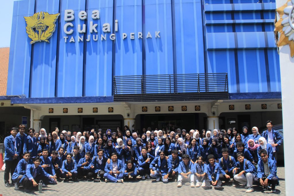 Tax Study Visit 2026: Mahasiswa Perpajakan Belajar di Pelabuhan dan Ruang Sidang